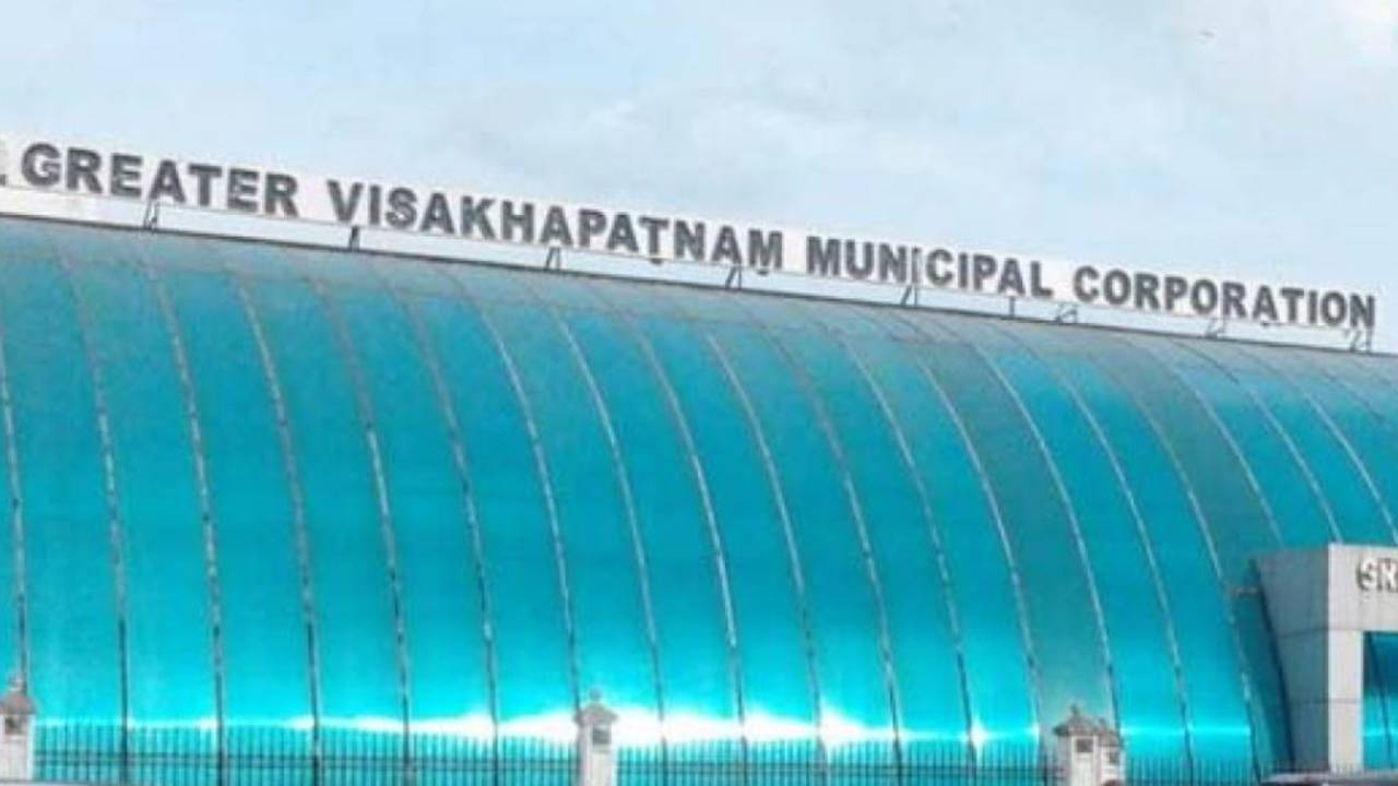 GVMC: విశాఖ మేయర్పై ఏప్రిల్ 19నే అవిశ్వాసం ఎందుకు..? నాలుగేళ్ల నిబంధనే కారణమా.. GVMC: విశాఖ మేయర్పై ఏప్రిల్ 19నే అవిశ్వాసం ఎందుకు..? నాలుగేళ్ల నిబంధనే కారణమా..