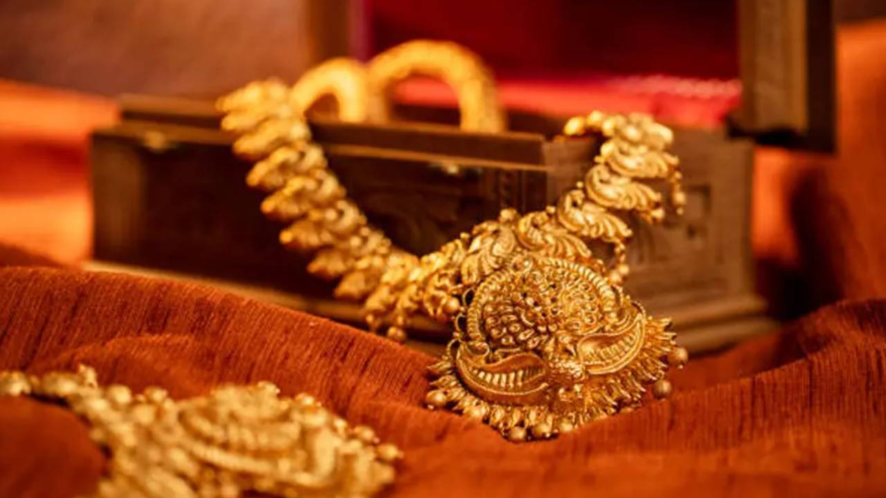 Gold Rate: బాబోయ్.. ఏందీ బంగారం రేట్లు.. ఒక్కరోజులో ఇంత మార్పా.. తెలుగు రాష్ట్రాల్లో ఎంతంటే..? Gold Rate: బాబోయ్.. ఏందీ బంగారం రేట్లు.. ఒక్కరోజులో ఇంత మార్పా.. తెలుగు రాష్ట్రాల్లో ఎంతంటే..?