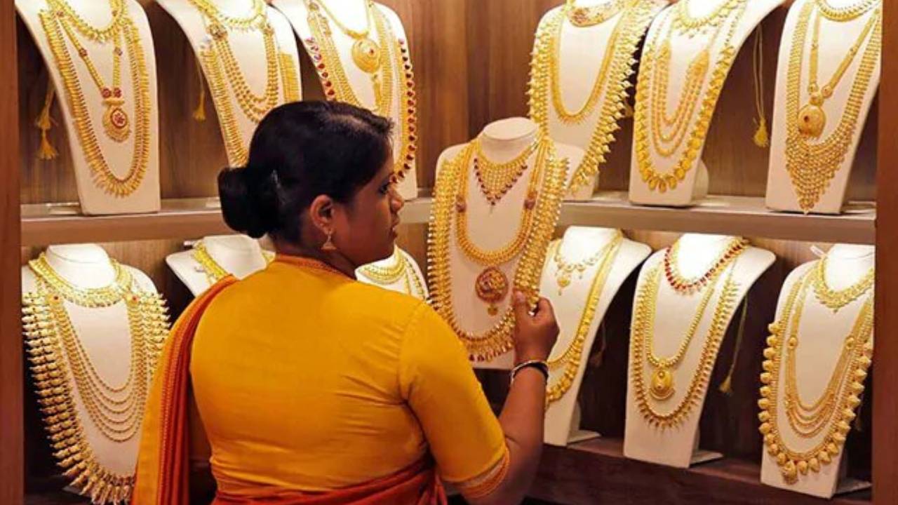 Gold And Silver Price: వామ్మో.. 2 రోజులు ఆగి, మళ్లీ పెరిగిన బంగారం ధరలు Gold And Silver Price: వామ్మో.. 2 రోజులు ఆగి, మళ్లీ పెరిగిన బంగారం ధరలు