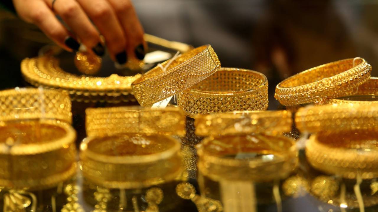 Gold: బంగారం ధర ఒక్కరోజే రూ.6,250పైకి.. కారణం ఇదే..! భవిష్యత్ లో గోల్డ్ రేటు ఎలా ఉండబోతుంది..? Gold: బంగారం ధర ఒక్కరోజే రూ.6,250పైకి.. కారణం ఇదే..! భవిష్యత్ లో గోల్డ్ రేటు ఎలా ఉండబోతుంది..?