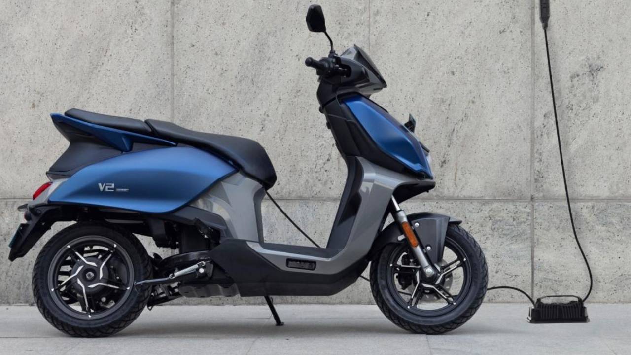 Hero Vida V2 Scooter : కిర్రాక్ డిస్కౌంట్.. భారీగా తగ్గిన హీరో విడా V2 ఎలక్ట్రిక్ స్కూటర్.. సింగిల్ ఛార్జ్తో 165 కి.మీ దూసుకెళ్తుంది! Hero Vida V2 Scooter : కిర్రాక్ డిస్కౌంట్.. భారీగా తగ్గిన హీరో విడా V2 ఎలక్ట్రిక్ స్కూటర్.. సింగిల్ ఛార్జ్తో 165 కి.మీ దూసుకెళ్తుంది!