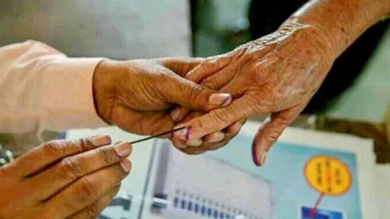 MLC Elections: హైదరాబాద్ స్థానిక సంస్థల ఎమ్మెల్సీ ఎన్నికల పోలింగ్ ప్రారంభం.. పోలింగ్ కు దూరంగా ఉండాలని విప్ జారీ MLC Elections: హైదరాబాద్ స్థానిక సంస్థల ఎమ్మెల్సీ ఎన్నికల పోలింగ్ ప్రారంభం.. పోలింగ్ కు దూరంగా ఉండాలని విప్ జారీ