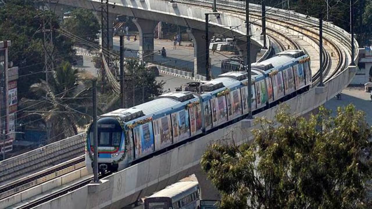 Hyderabad Metro: హైదరాబాద్ మెట్రో ప్రయాణికులకు షాకింగ్ న్యూస్.. మెట్రో యాజమాన్యం కీలక నిర్ణయం.. త్వరలో ప్రకటన..? Hyderabad Metro: హైదరాబాద్ మెట్రో ప్రయాణికులకు షాకింగ్ న్యూస్.. మెట్రో యాజమాన్యం కీలక నిర్ణయం.. త్వరలో ప్రకటన..?