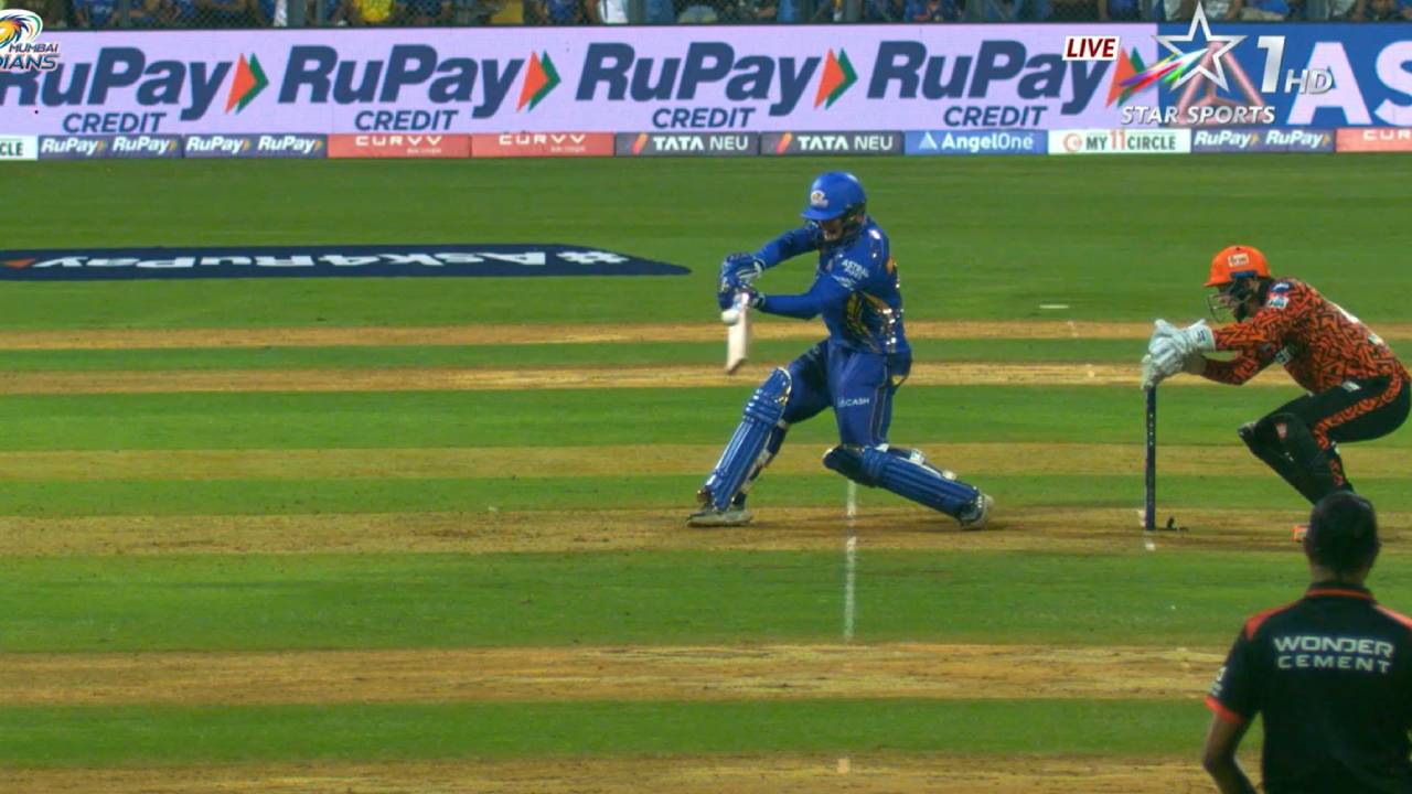 MI vs SRH : క్రీజులోకి వచ్చిన సూర్యకుమార్ యాదవ్ను వెనక్కి పంపించి మరీ.. ఔటైన బ్యాటర్ను వెనక్కి రప్పించిన థర్డ్ అంపైర్.. ఎందుకిలా చేశాడో తెలుసా? MI vs SRH : క్రీజులోకి వచ్చిన సూర్యకుమార్ యాదవ్ను వెనక్కి పంపించి మరీ.. ఔటైన బ్యాటర్ను వెనక్కి రప్పించిన థర్డ్ అంపైర్.. ఎందుకిలా చేశాడో తెలుసా?