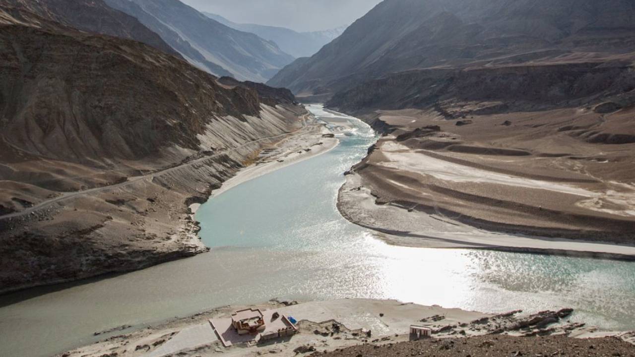Indus Water Treaty: సింధు జలాల ఒప్పందం ఏంటి..? మోదీ నిర్ణయంతో పాకిస్థాన్కు ఎలాంటి నష్టం కలుగుతుంది..? Indus Water Treaty: సింధు జలాల ఒప్పందం ఏంటి..? మోదీ నిర్ణయంతో పాకిస్థాన్కు ఎలాంటి నష్టం కలుగుతుంది..?
