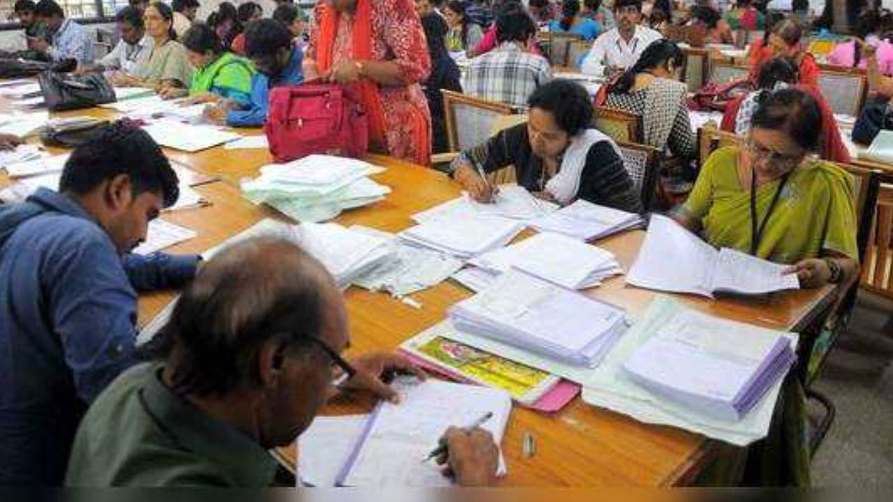 Inter Results 2025: ఇంటర్ విద్యార్థులకు బిగ్ అలర్ట్.. ఆన్సర్ పేపర్ల వాల్యుయేషన్లో కొత్త విధానం.. ఫలితాలు వెల్లడి ఎప్పుడంటే.. Inter Results 2025: ఇంటర్ విద్యార్థులకు బిగ్ అలర్ట్.. ఆన్సర్ పేపర్ల వాల్యుయేషన్లో కొత్త విధానం.. ఫలితాలు వెల్లడి ఎప్పుడంటే..