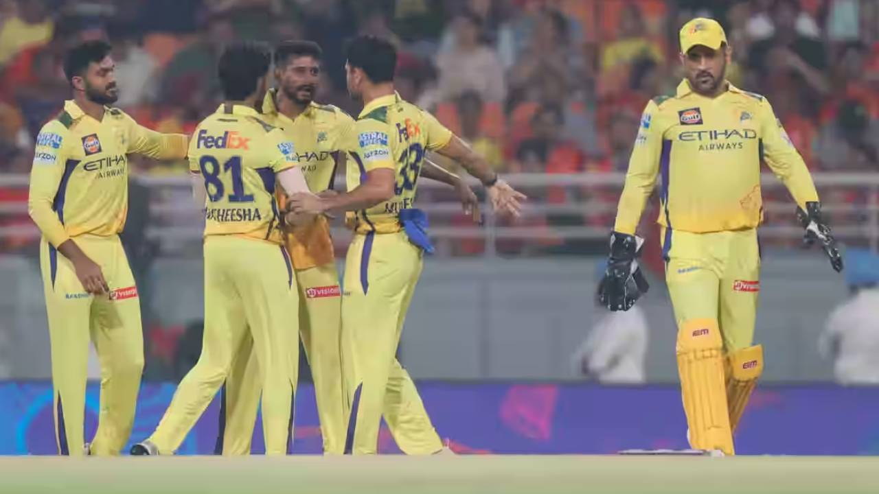 CSK Playoffs Scenario : వరుసగా నాలుగు మ్యాచ్ల్లో ఓటమి.. చెన్నై సూపర్ కింగ్స్ ప్లేఆఫ్స్కు వెళ్లేందుకు ఛాన్సుందా? ఇంకా ఎన్ని మ్యాచ్ల్లో గెలవాలంటే..? CSK Playoffs Scenario : వరుసగా నాలుగు మ్యాచ్ల్లో ఓటమి.. చెన్నై సూపర్ కింగ్స్ ప్లేఆఫ్స్కు వెళ్లేందుకు ఛాన్సుందా? ఇంకా ఎన్ని మ్యాచ్ల్లో గెలవాలంటే..?