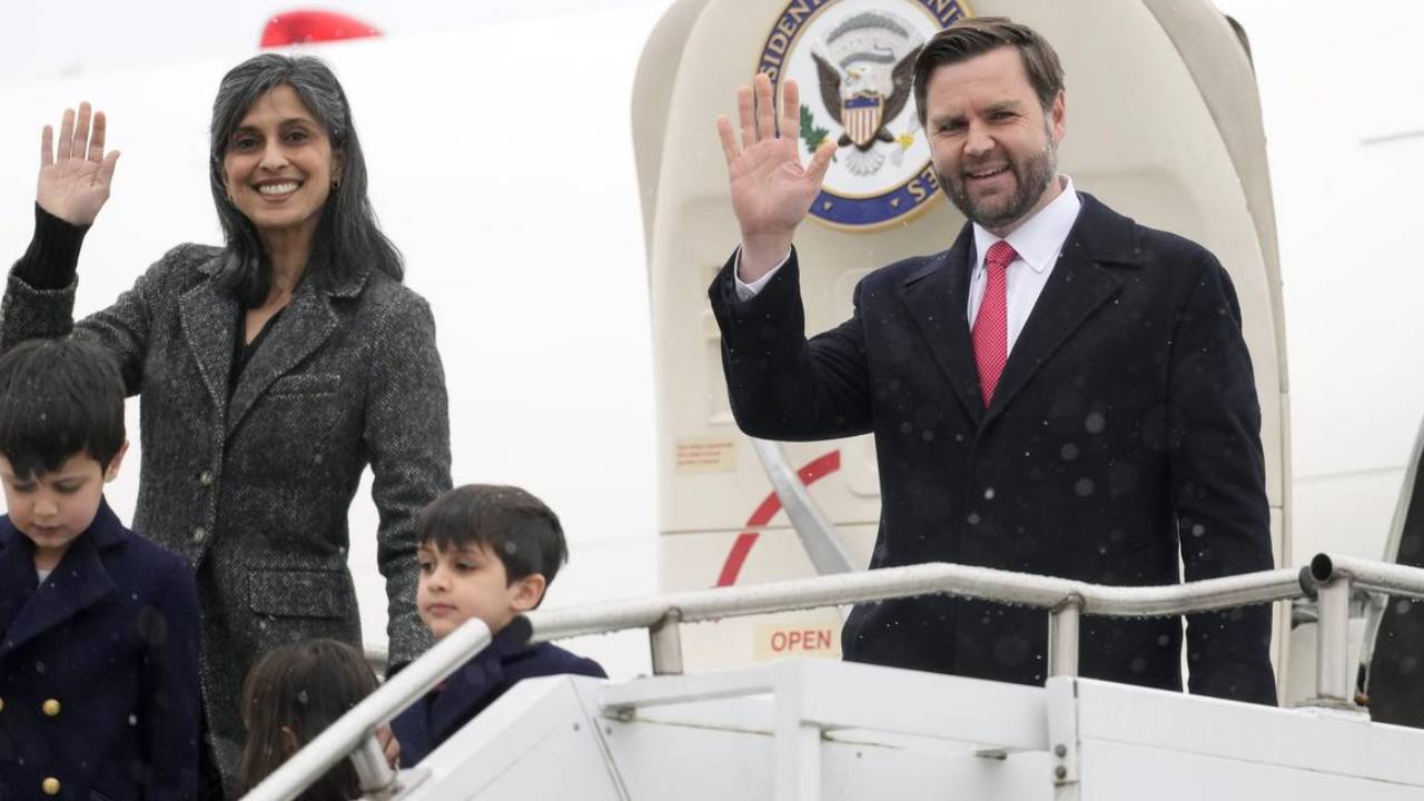 JD Vance: జేడీ వాన్స్-ఉషా చిలుకూరి భారత్ పర్యటన ఖరారు.. మోదీతో భేటీతోపాటు వాన్స్ ఫ్యామిలీ ఏయే ప్రాంతాలను సందర్శిస్తారంటే.. JD Vance: జేడీ వాన్స్-ఉషా చిలుకూరి భారత్ పర్యటన ఖరారు.. మోదీతో భేటీతోపాటు వాన్స్ ఫ్యామిలీ ఏయే ప్రాంతాలను సందర్శిస్తారంటే..