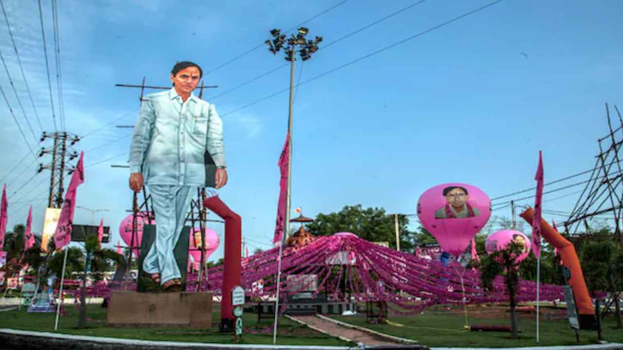 KCR Cutout: కేసీఆర్ కటౌట్కి నిప్పు.. తెలంగాణ భవన్ వద్ద కలకలం.. KCR Cutout: కేసీఆర్ కటౌట్కి నిప్పు.. తెలంగాణ భవన్ వద్ద కలకలం..