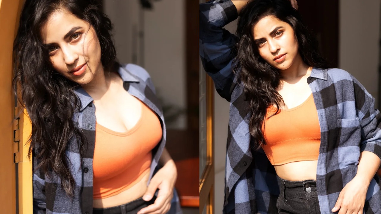 Komalee Prasad : షర్ట్ బటన్స్ తీసేసి.. కవ్విస్తున్న కోమలీ ప్రసాద్ అందాలు..