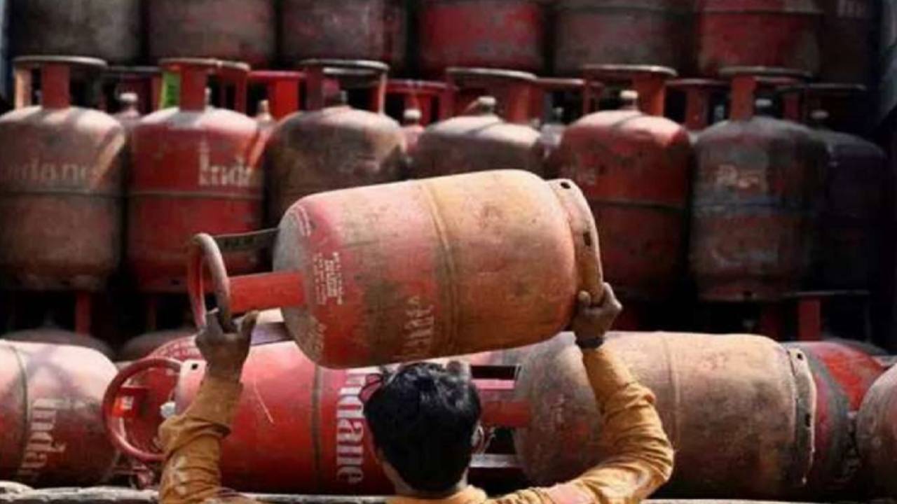 LPG Cylinder Supply : బిగ్ అలర్ట్.. అదే జరిగితే.. మీ ఇంటికి గ్యాస్ సిలిండర్ డెలివరీ కాదు.. ఇప్పుడే బుక్ చేసుకోవడం బెటర్! LPG Cylinder Supply : బిగ్ అలర్ట్.. అదే జరిగితే.. మీ ఇంటికి గ్యాస్ సిలిండర్ డెలివరీ కాదు.. ఇప్పుడే బుక్ చేసుకోవడం బెటర్!