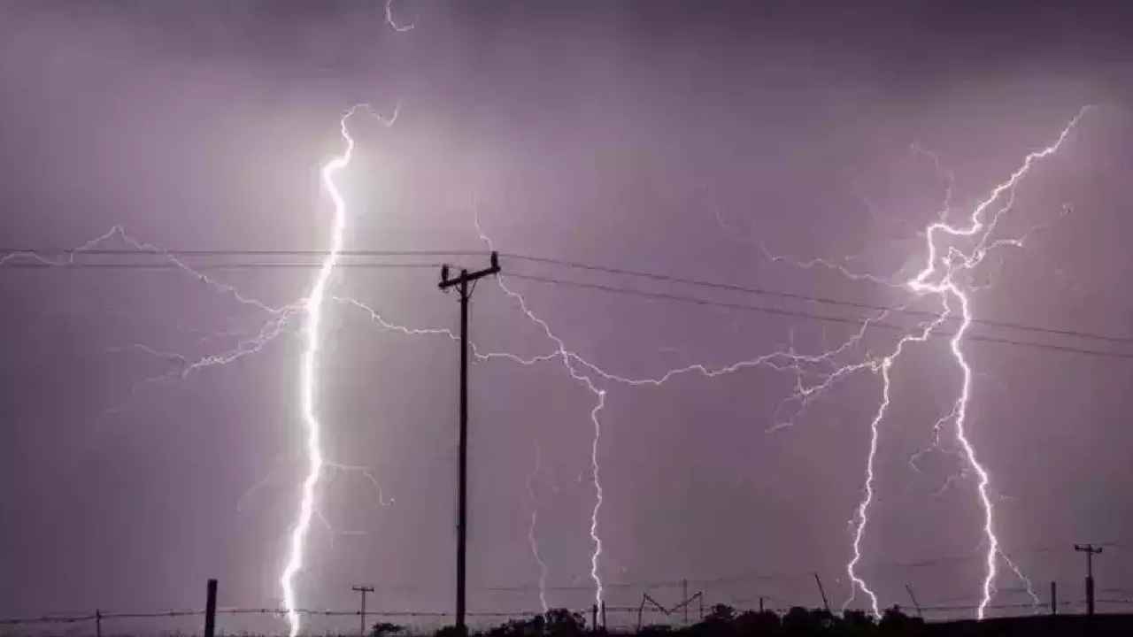 Lightning : బాబోయ్.. పిడుగుపడి 27 మంది మృతి.. బీహార్లో వాన బీభత్సం.. Lightning : బాబోయ్.. పిడుగుపడి 27 మంది మృతి.. బీహార్లో వాన బీభత్సం..