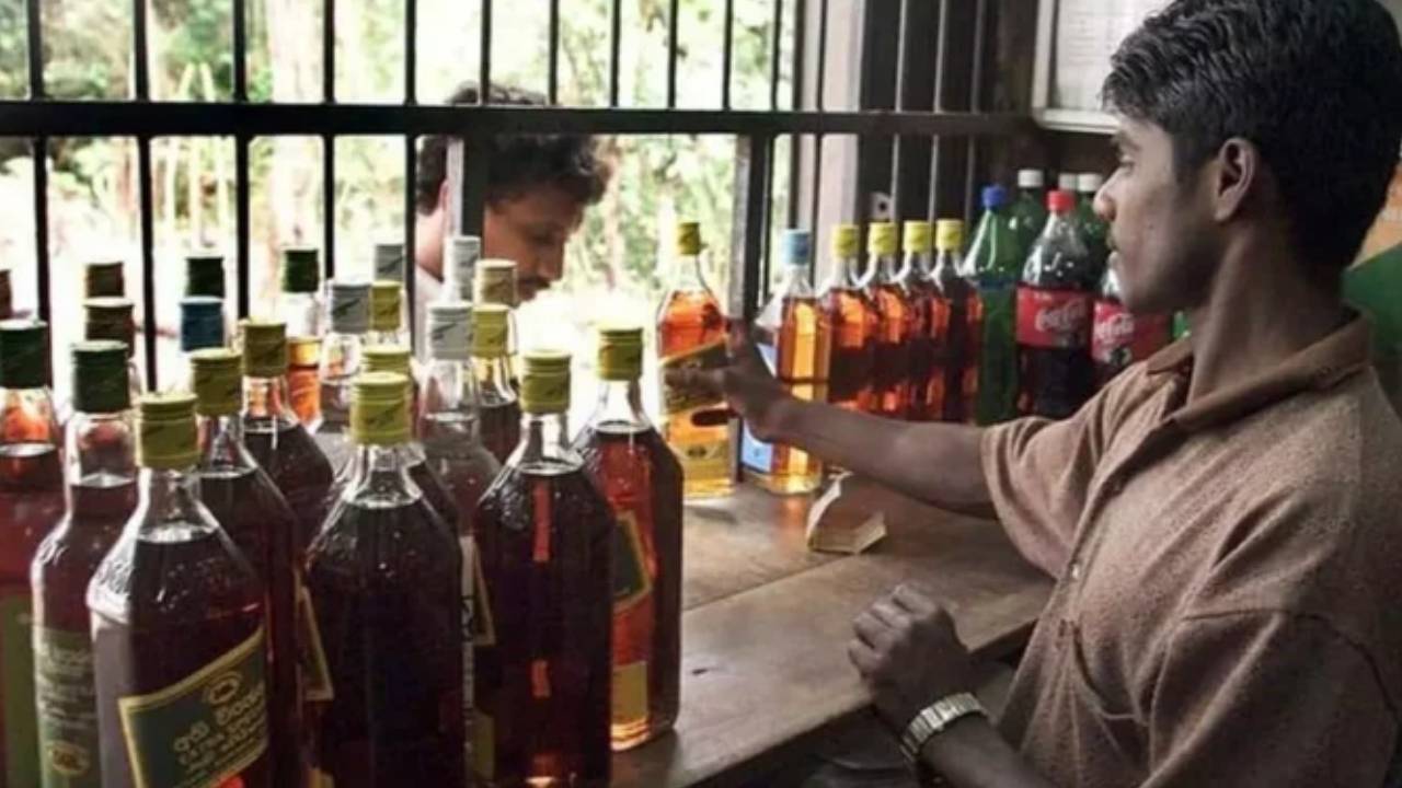Liquor Bandh: మందుబాబులకు షాక్..! లిక్కర్ బంద్..! మహారాష్ట్రవ్యాప్తంగా 20వేల బార్లు మూసివేత.. ఎందుకంటే.. Liquor Bandh: మందుబాబులకు షాక్..! లిక్కర్ బంద్..! మహారాష్ట్రవ్యాప్తంగా 20వేల బార్లు మూసివేత.. ఎందుకంటే..