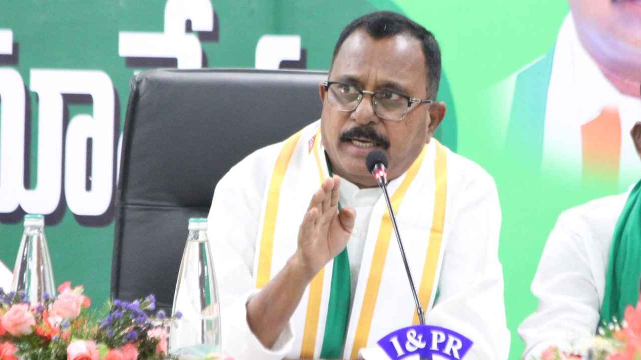 రాష్ట్రంలో సర్కారును కూల్చే కుట్ర.. ఆ రెండు పార్టీలు కలిశాయి: మల్లు రవి రాష్ట్రంలో సర్కారును కూల్చే కుట్ర.. ఆ రెండు పార్టీలు కలిశాయి: మల్లు రవి