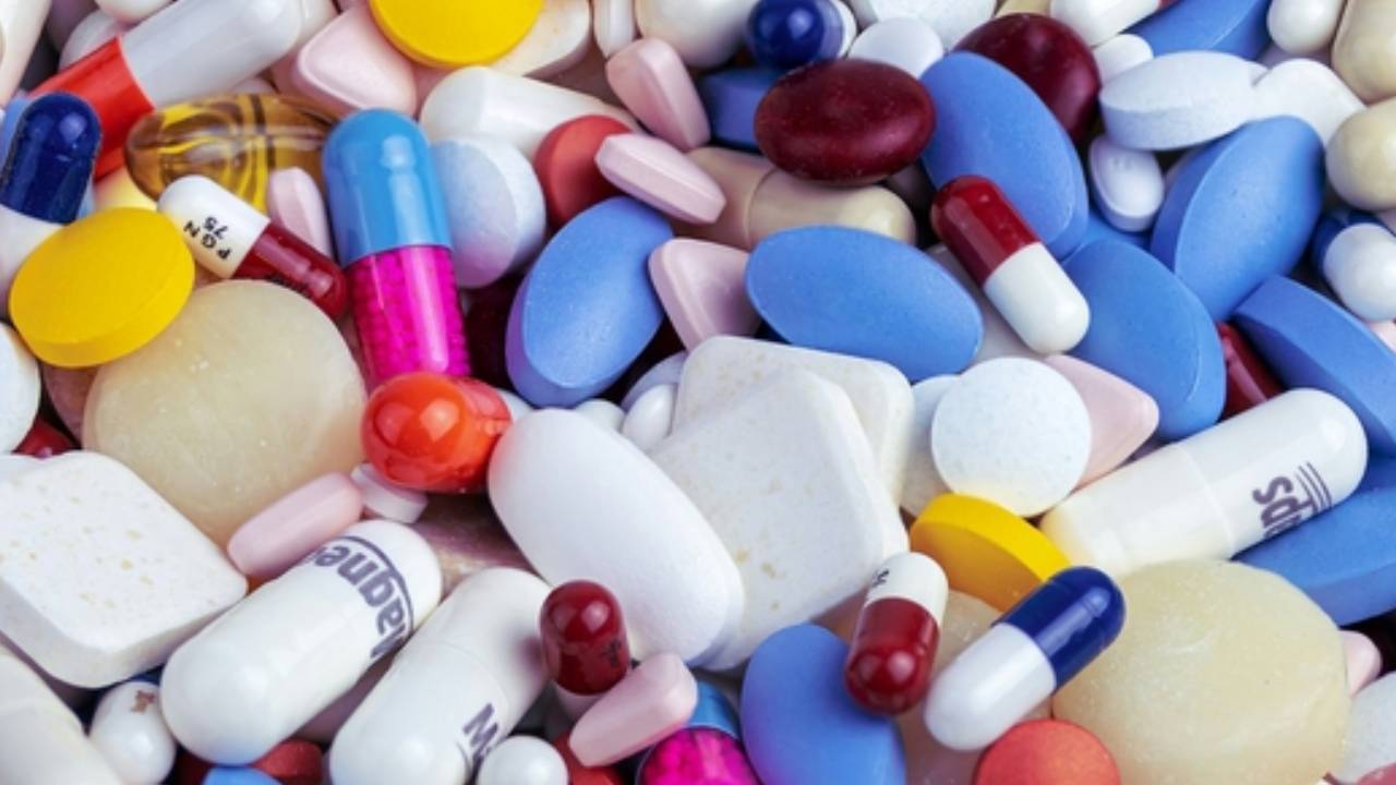 Medicine Price: అజిత్రోమైసిన్, ఇబుప్రోఫెన్ సహా దేశంలో 900 ఔషధాల ధరలు పెరిగాయ్.. Medicine Price: అజిత్రోమైసిన్, ఇబుప్రోఫెన్ సహా దేశంలో 900 ఔషధాల ధరలు పెరిగాయ్..