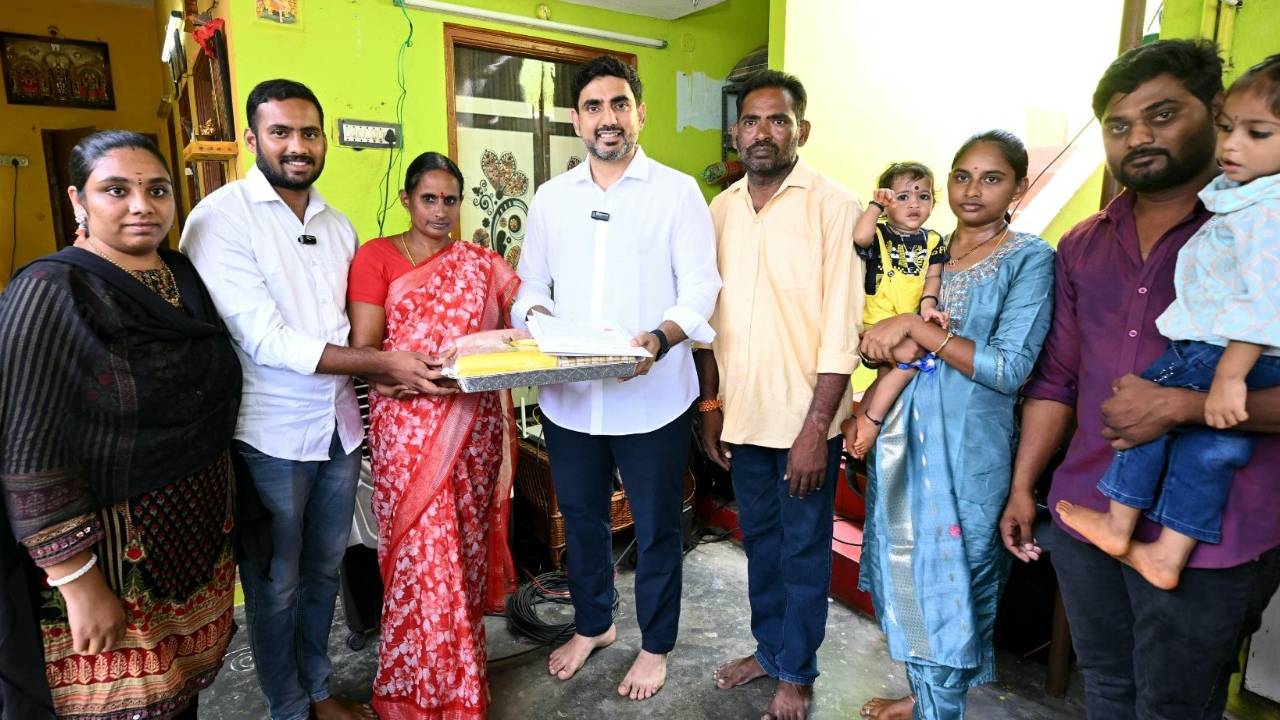 సొంత ఖర్చులతో బట్టలు పెట్టి మరీ.. పేదలకు ఇంటి పట్టాలు అందజేసిన మంత్రి నారా లోకేశ్ సొంత ఖర్చులతో బట్టలు పెట్టి మరీ.. పేదలకు ఇంటి పట్టాలు అందజేసిన మంత్రి నారా లోకేశ్