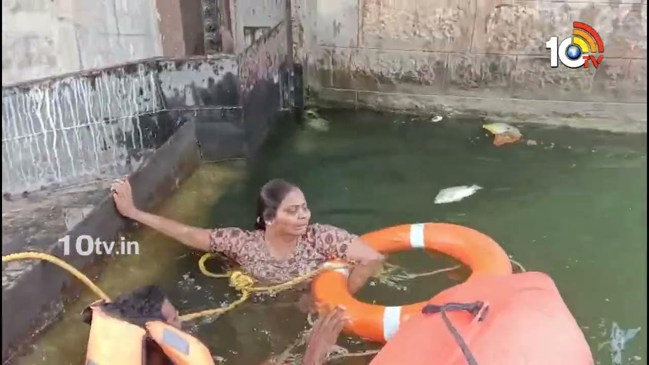 ప్రకాశం బ్యారేజ్‌లో పడిన మహిళను కాపాడిన NDRF బృందం