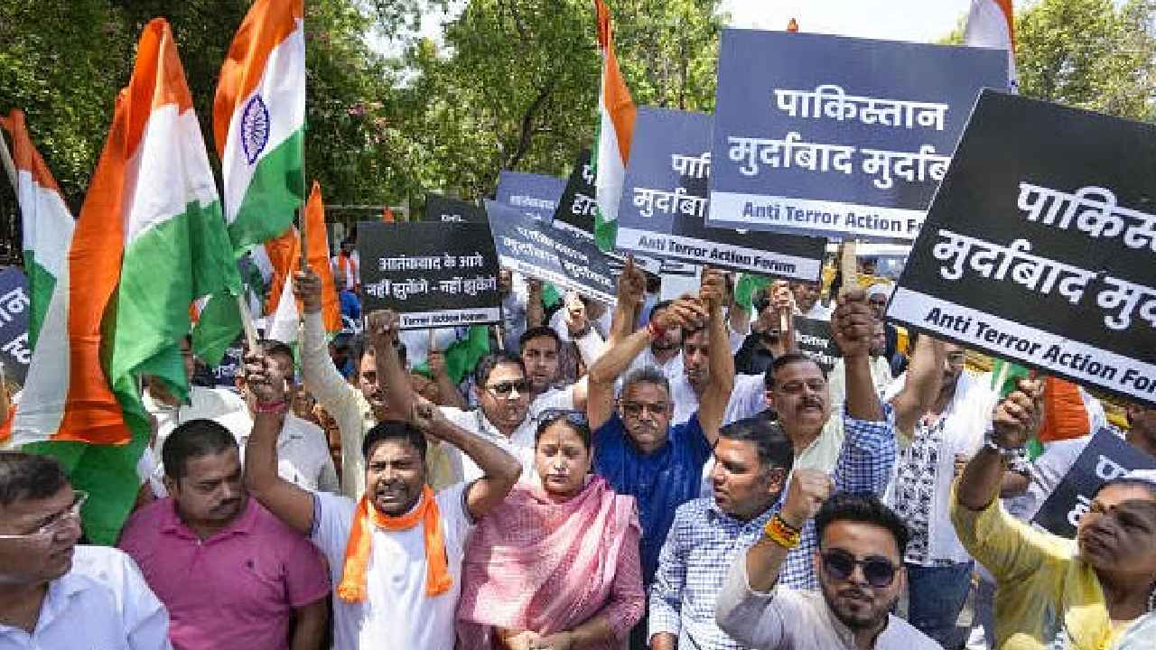 Pahalgam Terror Attack : ఢిల్లీలో పాక్ హైకమిషన్ కార్యాలయం దగ్గర ఉద్రిక్తత.. పాక్కు వ్యతిరేకంగా నినాదాలు, మరో సర్జికల్ స్రైక్కు డిమాండ్ Pahalgam Terror Attack : ఢిల్లీలో పాక్ హైకమిషన్ కార్యాలయం దగ్గర ఉద్రిక్తత.. పాక్కు వ్యతిరేకంగా నినాదాలు, మరో సర్జికల్ స్రైక్కు డిమాండ్