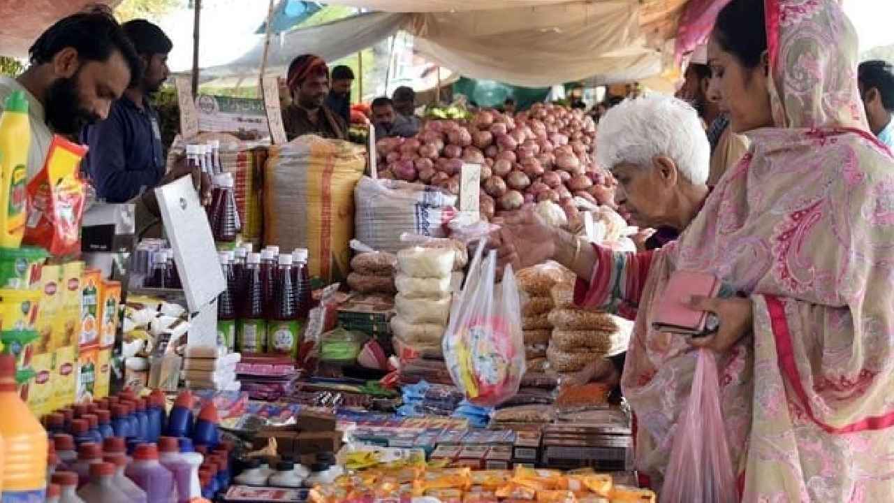 Pakistan Inflation: కిలో బియ్యం రూ.339, డజన్ గుడ్లు రూ.332, కిలో నెయ్యి రూ.3వేలు.. పాకిస్థాన్లో భగ్గుమంటున్న ధరలు.. Pakistan Inflation: కిలో బియ్యం రూ.339, డజన్ గుడ్లు రూ.332, కిలో నెయ్యి రూ.3వేలు.. పాకిస్థాన్లో భగ్గుమంటున్న ధరలు..