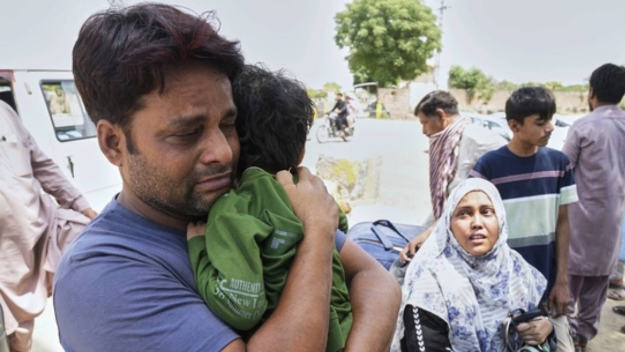 Pakistani Man : మా ఇద్దరు పిల్లల ప్రాణాలు మీ చేతిలోనే.. పాక్లోని హైదరాబాద్ నుంచి ట్రీట్మెంట్ కోసం ఇండియాకి వచ్చిన ఓ తండ్రి కథ..! Pakistani Man : మా ఇద్దరు పిల్లల ప్రాణాలు మీ చేతిలోనే.. పాక్లోని హైదరాబాద్ నుంచి ట్రీట్మెంట్ కోసం ఇండియాకి వచ్చిన ఓ తండ్రి కథ..!