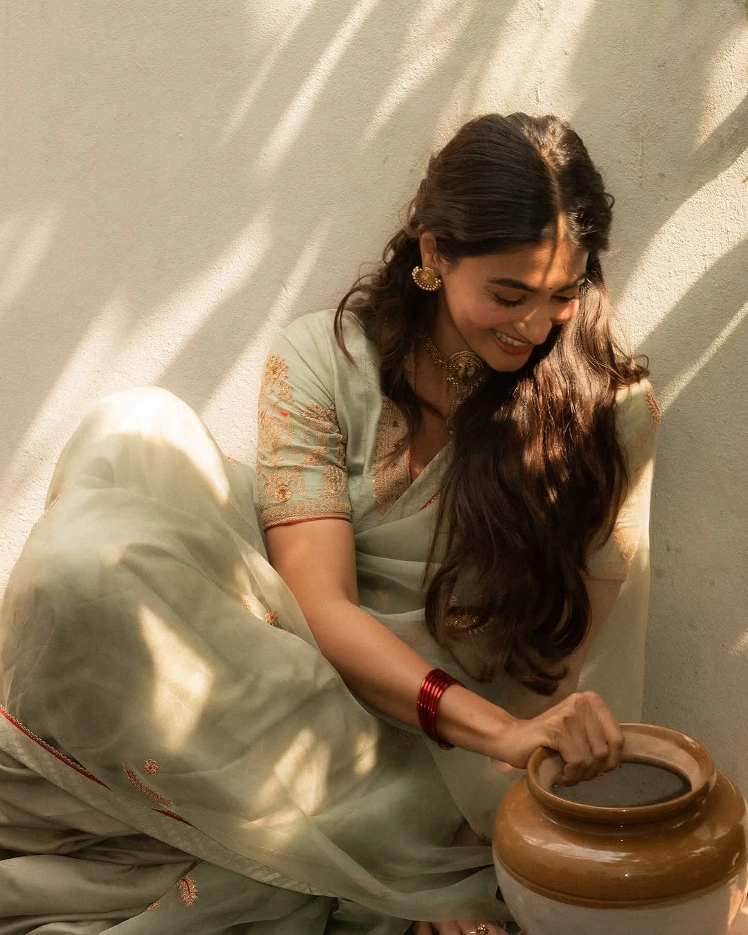 Pooja Hegde Cute Looks in Saree for Retro Promotions