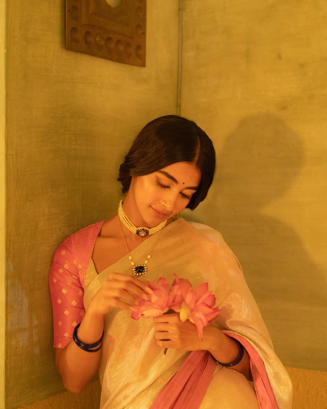 Pooja Hegde Retro Looks in Saree