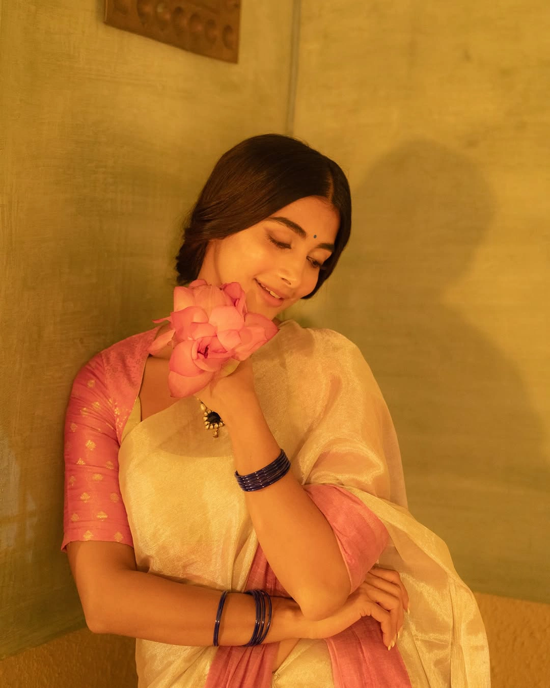 Pooja Hegde Retro Looks in Saree