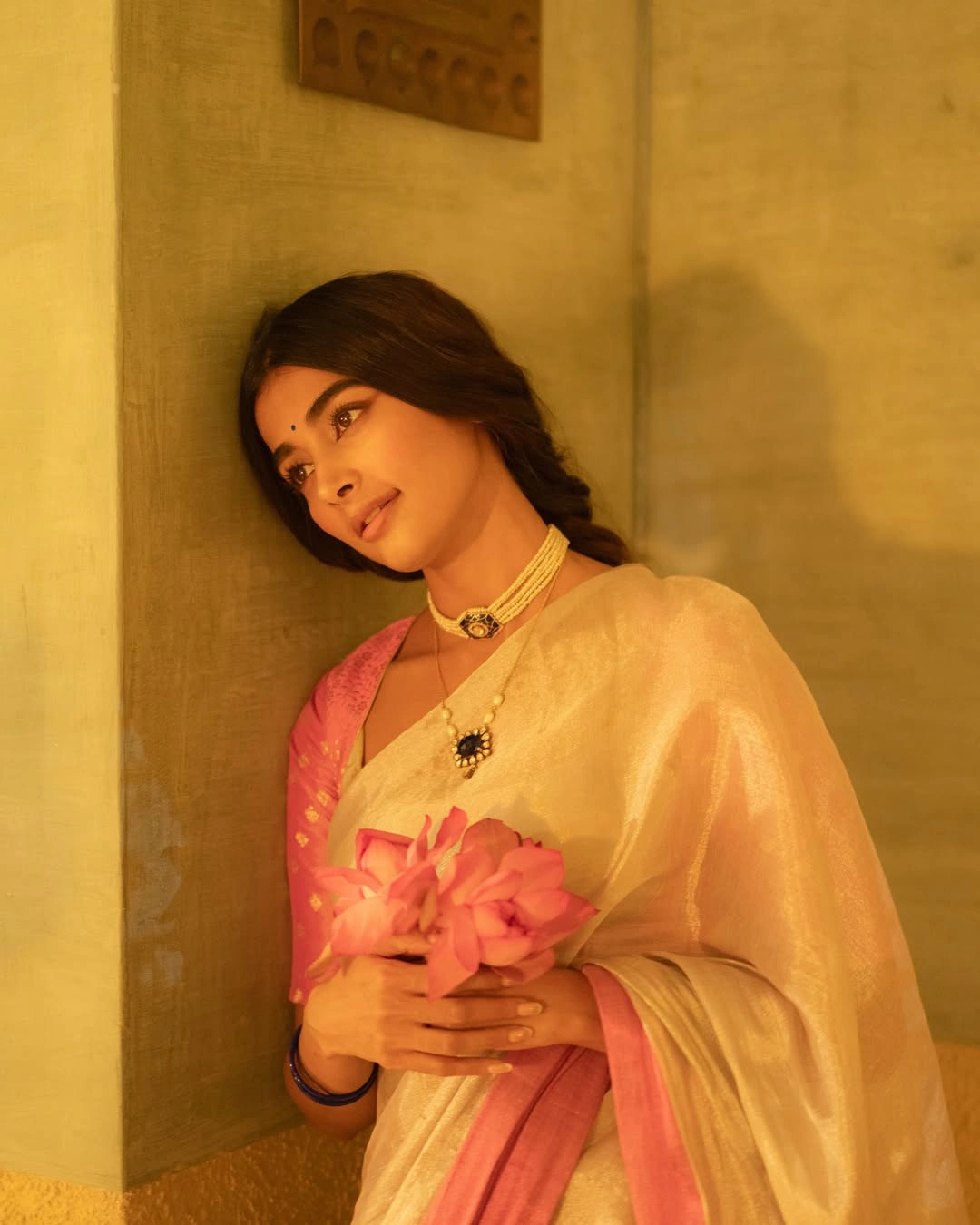 Pooja Hegde Retro Looks in Saree