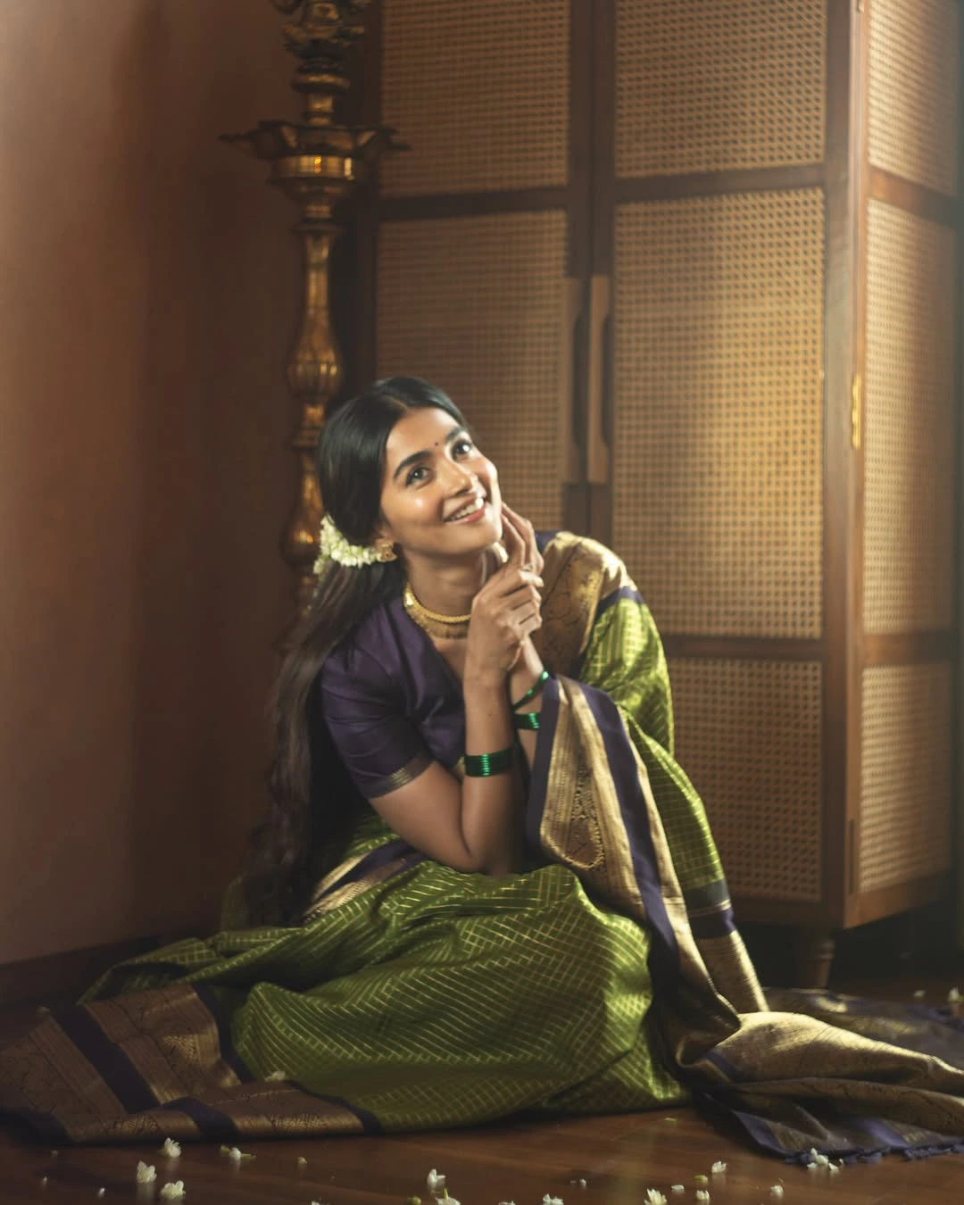 Pooja Hegde Stunning Cute Photos in Saree