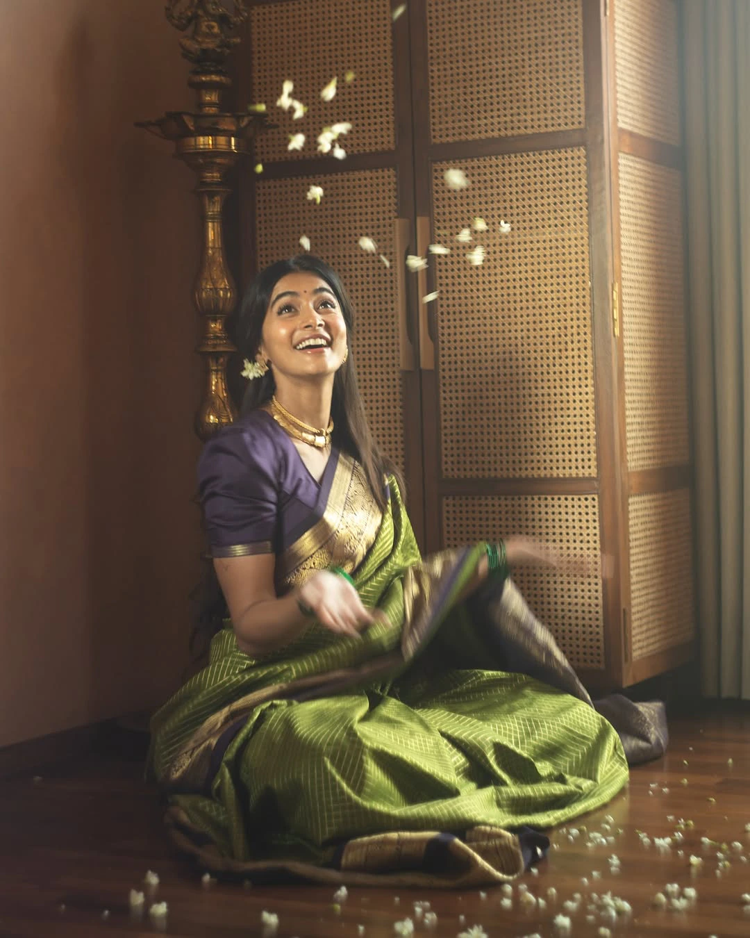 Pooja Hegde Stunning Cute Photos in Saree