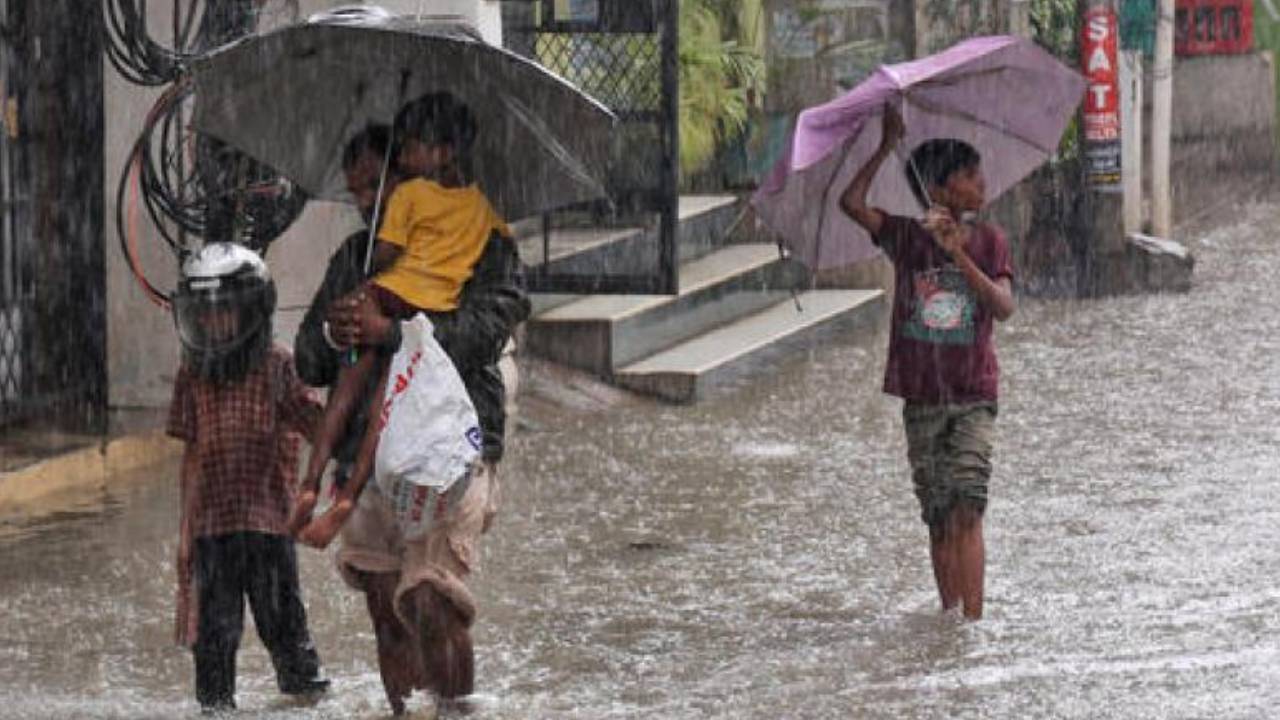 Telangana Rain: తెలంగాణలో రెయిన్ అలర్ట్.. మూడ్రోజులు ఆ జిల్లాల్లో ఈదురుగాలులతో కూడిన వర్షాలు.. Telangana Rain: తెలంగాణలో రెయిన్ అలర్ట్.. మూడ్రోజులు ఆ జిల్లాల్లో ఈదురుగాలులతో కూడిన వర్షాలు..