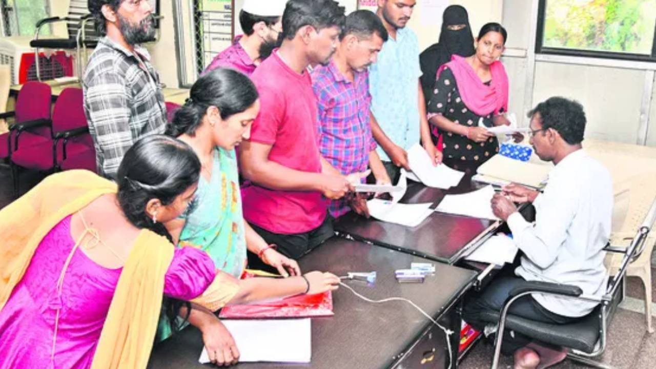Rajiv Yuva Vikasam: రాజీవ్ యువ వికాసం స్కీంకు భారీగా దరఖాస్తులు.. అత్యధికంగా ఆ కేటగిరీకే.. అకౌంట్లోకి డబ్బులు ఎప్పుడంటే? Rajiv Yuva Vikasam: రాజీవ్ యువ వికాసం స్కీంకు భారీగా దరఖాస్తులు.. అత్యధికంగా ఆ కేటగిరీకే.. అకౌంట్లోకి డబ్బులు ఎప్పుడంటే?
