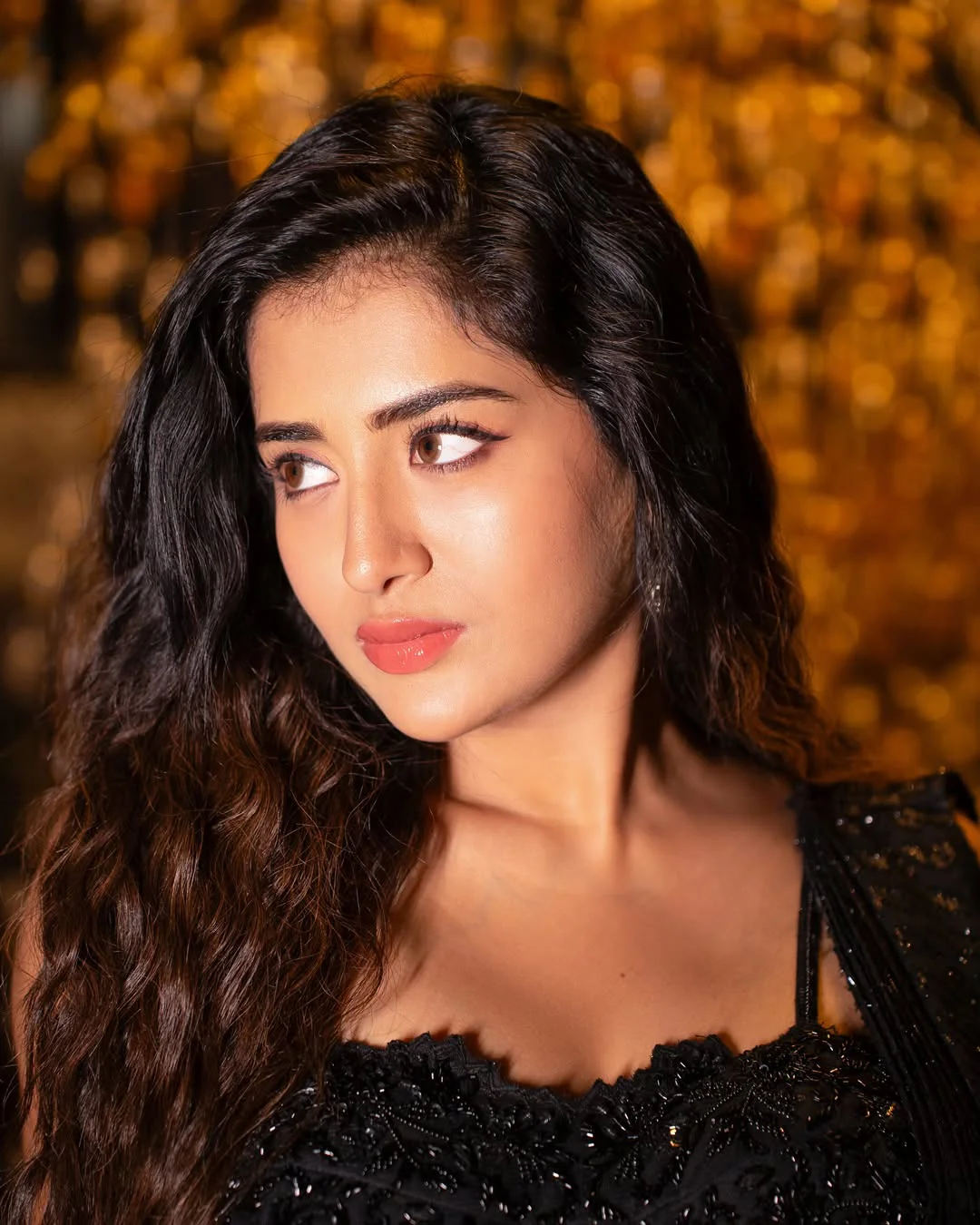 Rashi Singh Ravish Looks in Black Dress