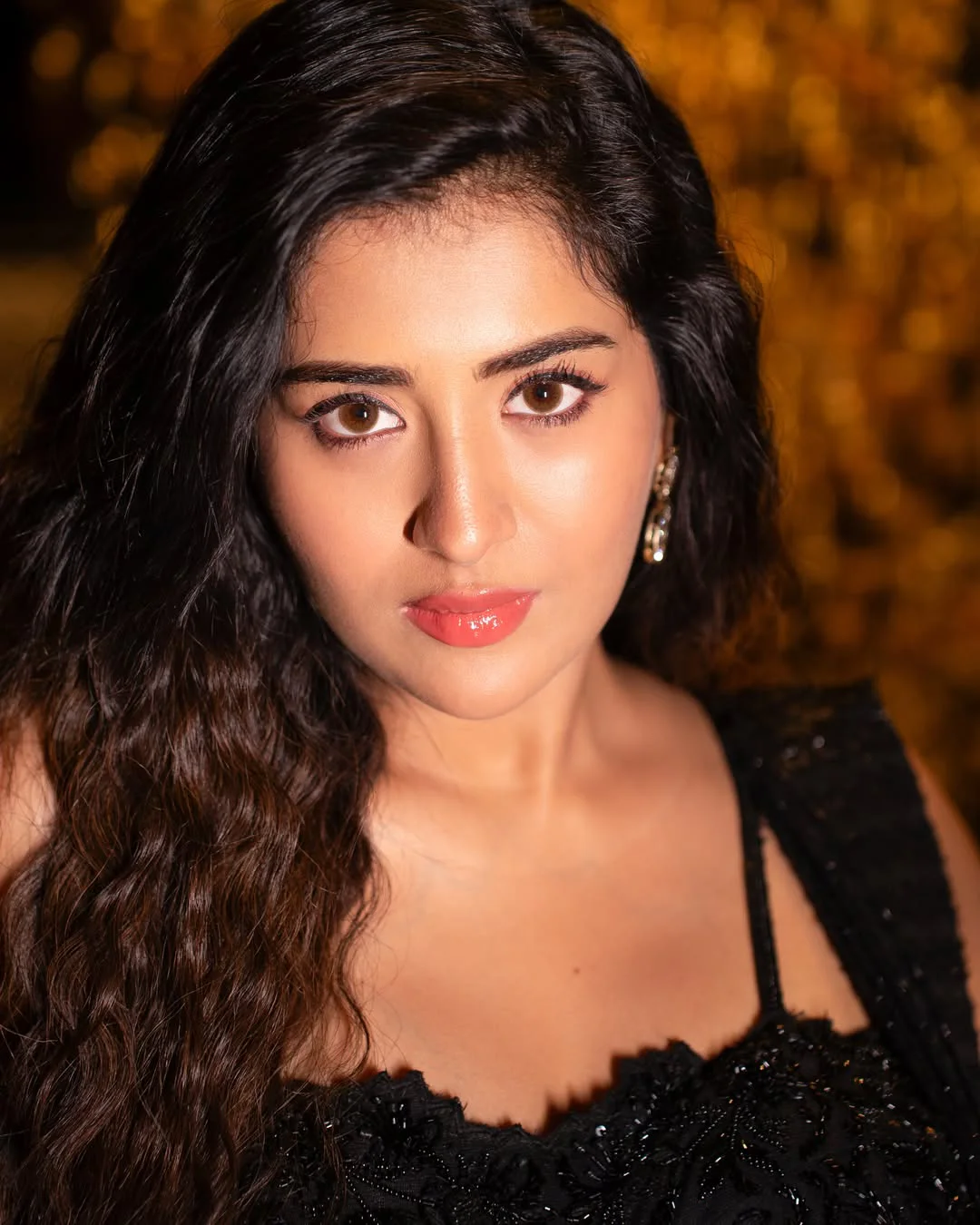 Rashi Singh Ravish Looks in Black Dress