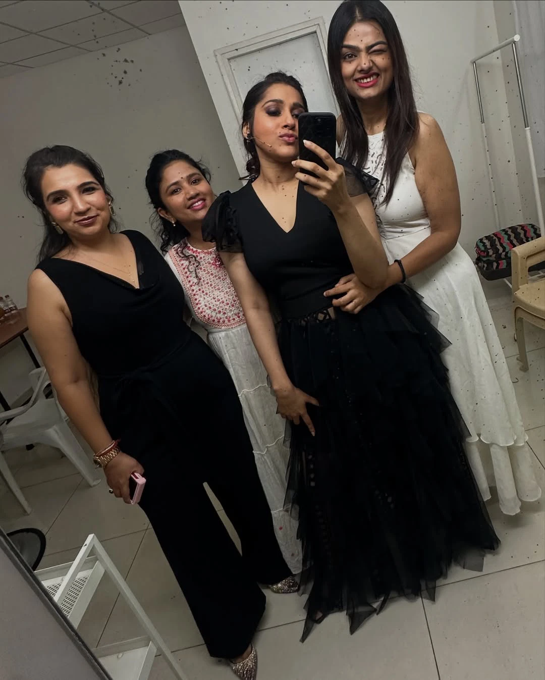 Anchor Rashmi Gautam Birthday Celebrations with Childhood Friends