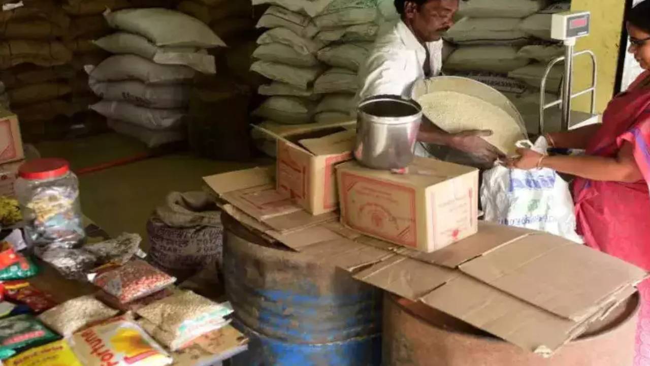 Ration Cards: రేషన్ కార్డుకోసం దరఖాస్తు చేసుకున్నవారికి బిగ్ అప్డేట్.. కీలక విషయాలు వెల్లడించిన ప్రభుత్వం Ration Cards: రేషన్ కార్డుకోసం దరఖాస్తు చేసుకున్నవారికి బిగ్ అప్డేట్.. కీలక విషయాలు వెల్లడించిన ప్రభుత్వం