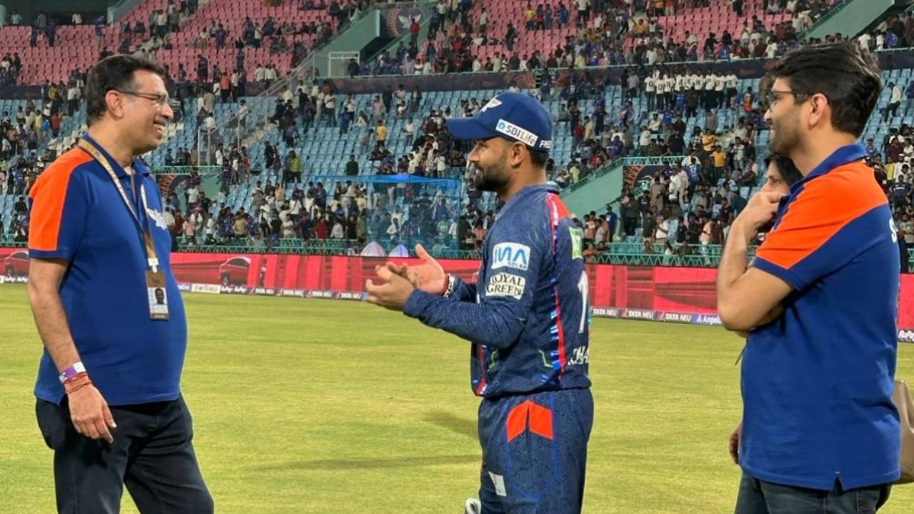 LSG vs MI : ముంబైపై విజయం సాధించగానే లక్నో యజమాని సంజీవ్ గొయెంకా ఏం చేశాడో చూశారా? పంత్ ముఖంలో నువ్వులే.. నవ్వుల్.. LSG vs MI : ముంబైపై విజయం సాధించగానే లక్నో యజమాని సంజీవ్ గొయెంకా ఏం చేశాడో చూశారా? పంత్ ముఖంలో నువ్వులే.. నవ్వుల్..