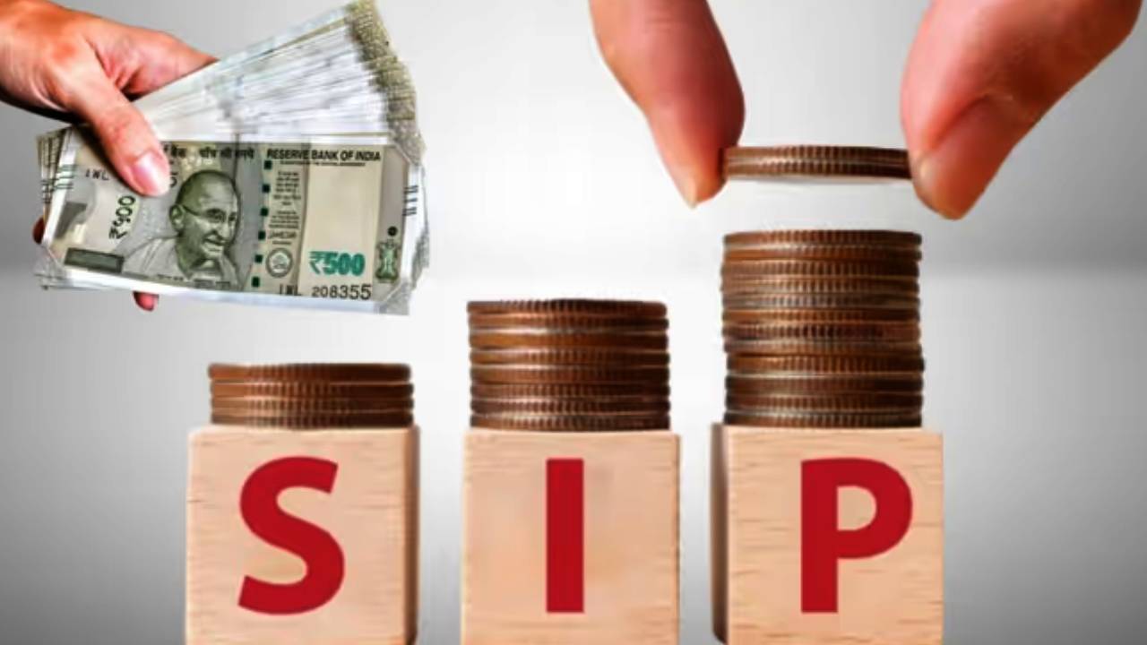 SIP Formula : ఈ SIP ఫార్ములాతో నెలకు రూ.14వేలు పెట్టుబడి పెట్టండి చాలు.. కేవలం 16ఏళ్లలో రూ. కోటికిపైగా సంపాదించవచ్చు! SIP Formula : ఈ SIP ఫార్ములాతో నెలకు రూ.14వేలు పెట్టుబడి పెట్టండి చాలు.. కేవలం 16ఏళ్లలో రూ. కోటికిపైగా సంపాదించవచ్చు!
