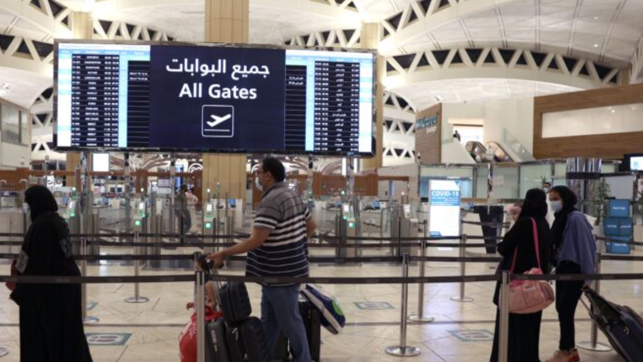 Saudi Arabia Visas : సౌదీ వెళ్లేవారికి బ్యాడ్ న్యూస్.. భారత్ సహా 14 దేశాల వీసాలపై తాత్కాలిక నిషేధం.. ఎందుకంటే? Saudi Arabia Visas : సౌదీ వెళ్లేవారికి బ్యాడ్ న్యూస్.. భారత్ సహా 14 దేశాల వీసాలపై తాత్కాలిక నిషేధం.. ఎందుకంటే?