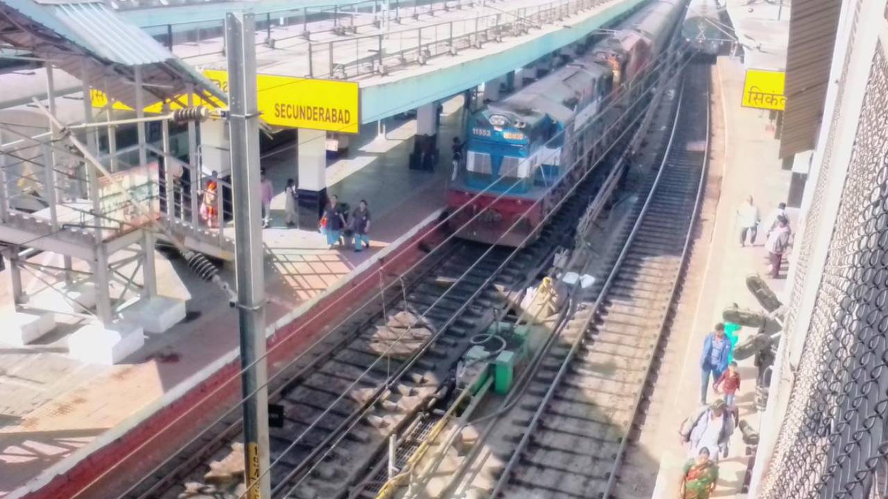 Railway: రైల్వే ప్రయాణికులకు అలర్ట్.. సికింద్రాబాద్లో ఆరు ప్లాట్ఫామ్స్ మూసివేత.. ఇక రైళ్ల రాకపోకలు అన్నీ అక్కడి నుంచే.. Railway: రైల్వే ప్రయాణికులకు అలర్ట్.. సికింద్రాబాద్లో ఆరు ప్లాట్ఫామ్స్ మూసివేత.. ఇక రైళ్ల రాకపోకలు అన్నీ అక్కడి నుంచే..