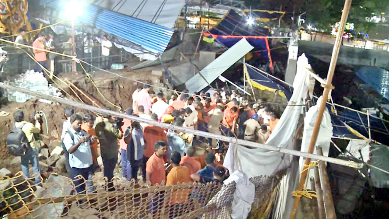 Simhachalam: సింహాచలం అప్పన్న సన్నిథిలో అపశ్రుతి.. ఏడుగురు మృతి, పలువురికి గాయాలు Simhachalam: సింహాచలం అప్పన్న సన్నిథిలో అపశ్రుతి.. ఏడుగురు మృతి, పలువురికి గాయాలు