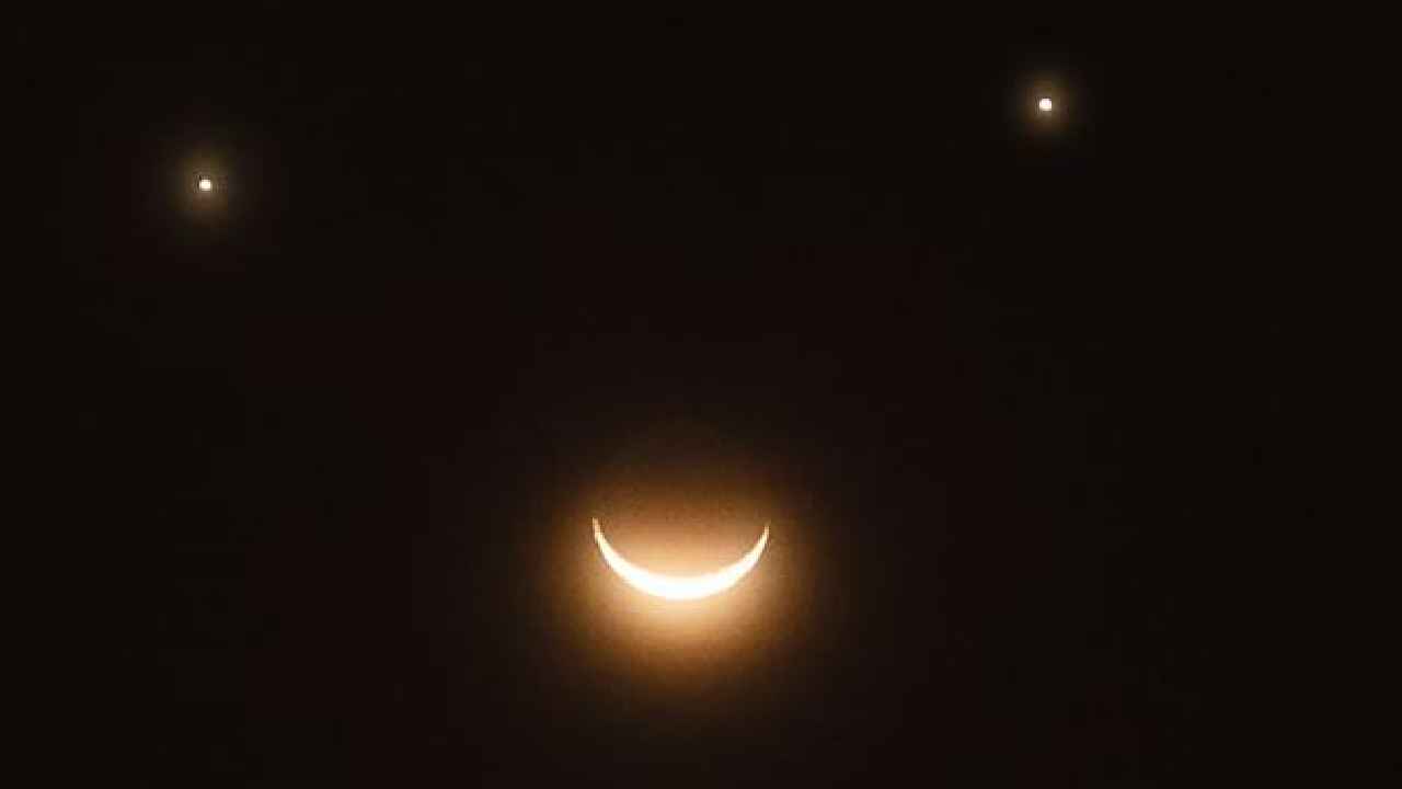 Smiley Face Moon: రేపే ఆకాశంలో స్మైలీ మూన్.. చూడొచ్చా, లేదా? చూస్తే మంచిదా, కాదా? జ్యోతిష్య పండితులు ఏం చెబుతున్నారు.. Smiley Face Moon: రేపే ఆకాశంలో స్మైలీ మూన్.. చూడొచ్చా, లేదా? చూస్తే మంచిదా, కాదా? జ్యోతిష్య పండితులు ఏం చెబుతున్నారు..
