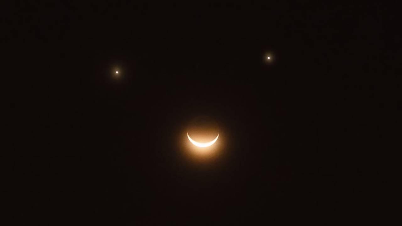 Smiley Face Sky : ఆకాశంలో అద్భుతం.. ‘స్మైలీ ఫేస్’ను చూస్తారా? ఈ అరుదైన దృశ్యం ఎప్పుడు, ఎలా కనిపిస్తుందంటే? Smiley Face Sky : ఆకాశంలో అద్భుతం.. ‘స్మైలీ ఫేస్’ను చూస్తారా? ఈ అరుదైన దృశ్యం ఎప్పుడు, ఎలా కనిపిస్తుందంటే?