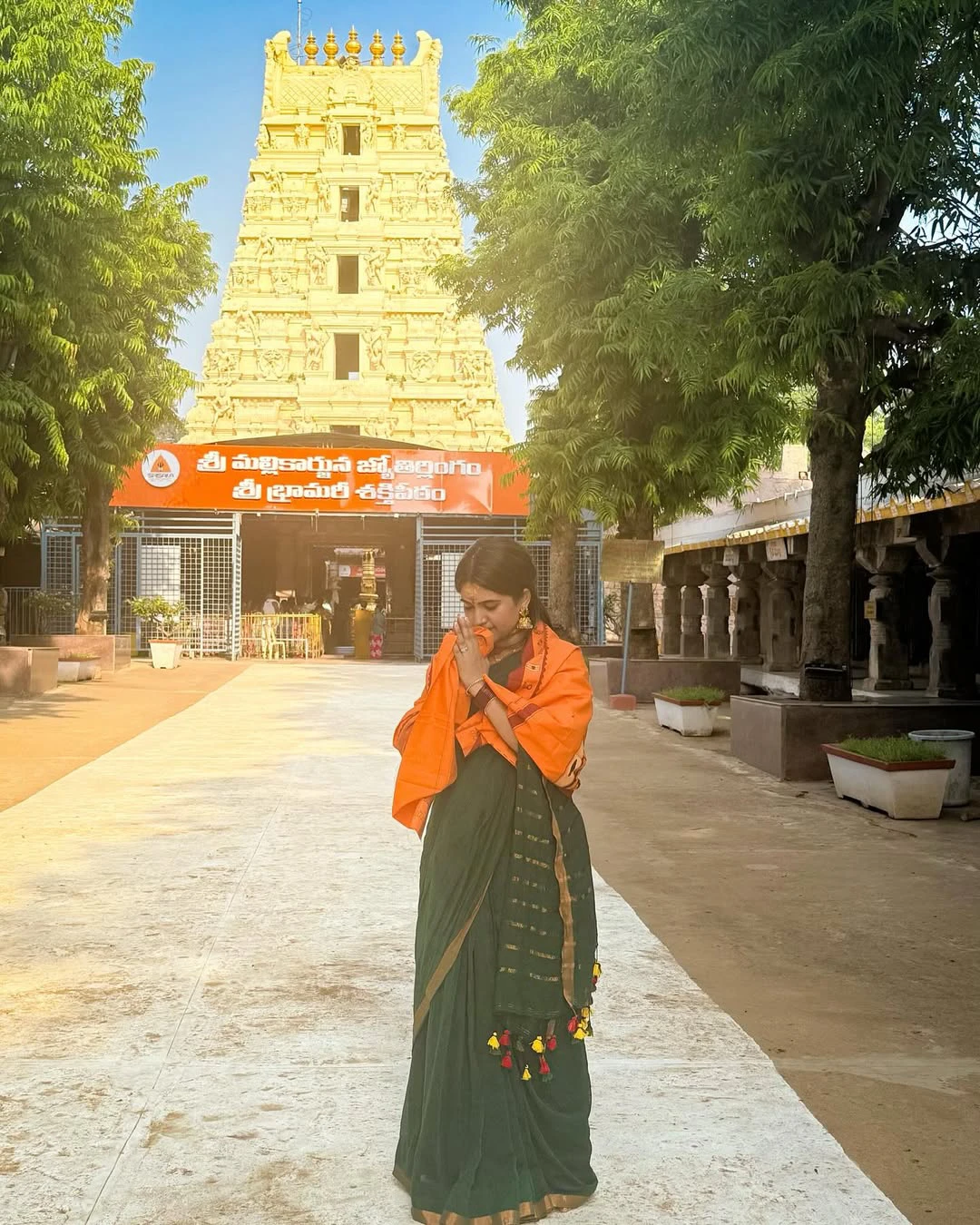 Sravanthi Chokarapu Visits Srisailam