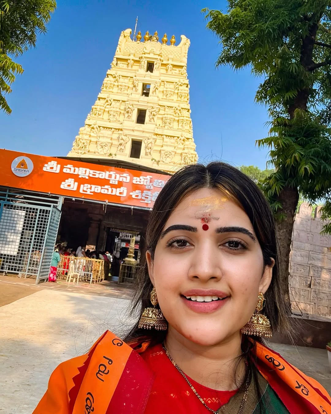 Sravanthi Chokarapu Visits Srisailam