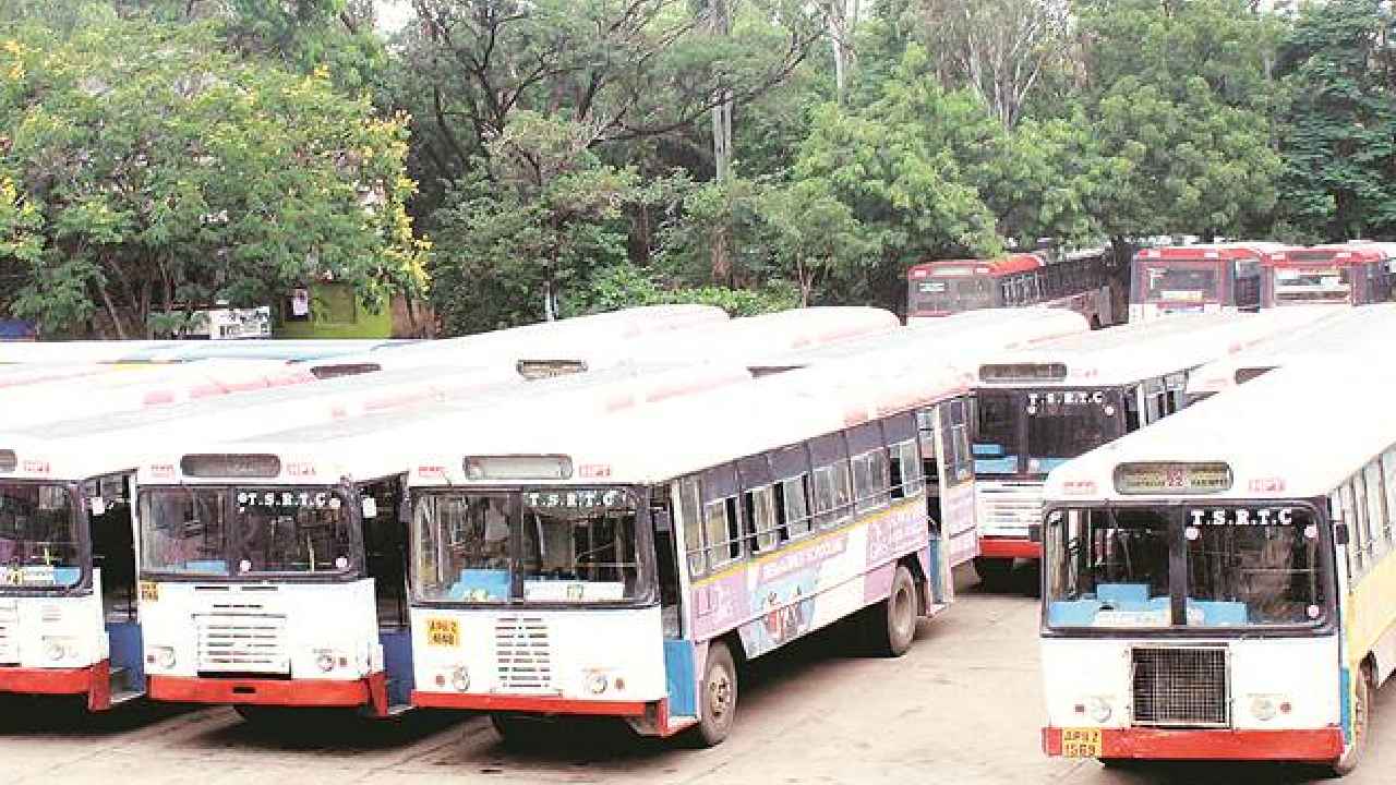 RTC Strike: తెలంగాణ ఆర్టీసీ సమ్మె వాయిదా.. ఇది తాత్కాలికమే అన్న జేఏసీ.. సమస్యలు పరిష్కరించకపోతే మళ్లీ.. RTC Strike: తెలంగాణ ఆర్టీసీ సమ్మె వాయిదా.. ఇది తాత్కాలికమే అన్న జేఏసీ.. సమస్యలు పరిష్కరించకపోతే మళ్లీ..