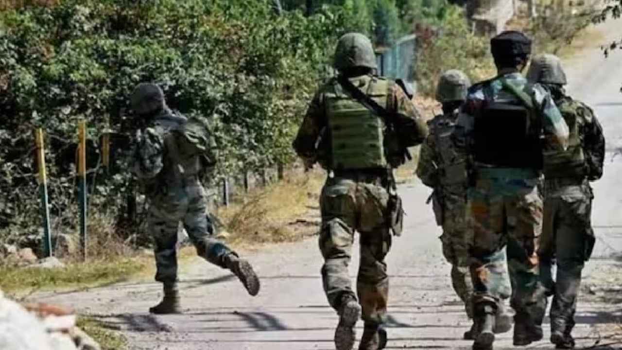 Terror Attack: జమ్ముకశ్మీర్ లో ఉగ్రదాడి కలకలం.. ఆర్మీ డ్రస్లో వచ్చి టూరిస్టులపై టెర్రరిస్టుల కాల్పులు.. 25మందికి పైగా మృతి Terror Attack: జమ్ముకశ్మీర్ లో ఉగ్రదాడి కలకలం.. ఆర్మీ డ్రస్లో వచ్చి టూరిస్టులపై టెర్రరిస్టుల కాల్పులు.. 25మందికి పైగా మృతి