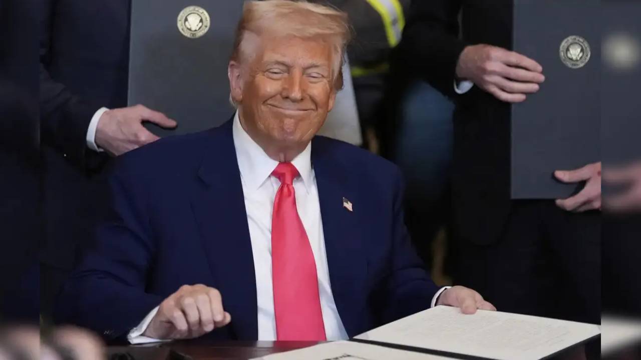 Trump Deportation : విదేశీ పౌరులకు అమెరికా వార్నింగ్.. 30 రోజుల్లోగా మీకు మీరే దేశం వదిలి వెళ్లిపోండి.. లేదంటే జైలుకే..! Trump Deportation : విదేశీ పౌరులకు అమెరికా వార్నింగ్.. 30 రోజుల్లోగా మీకు మీరే దేశం వదిలి వెళ్లిపోండి.. లేదంటే జైలుకే..!