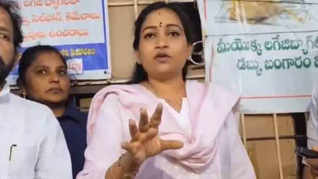 వారి కుటుంబ సభ్యుల్లో ఒకరికి ప్రభుత్వ ఉద్యోగం ఇస్తాం : హోంమంత్రి అనిత వారి కుటుంబ సభ్యుల్లో ఒకరికి ప్రభుత్వ ఉద్యోగం ఇస్తాం : హోంమంత్రి అనిత