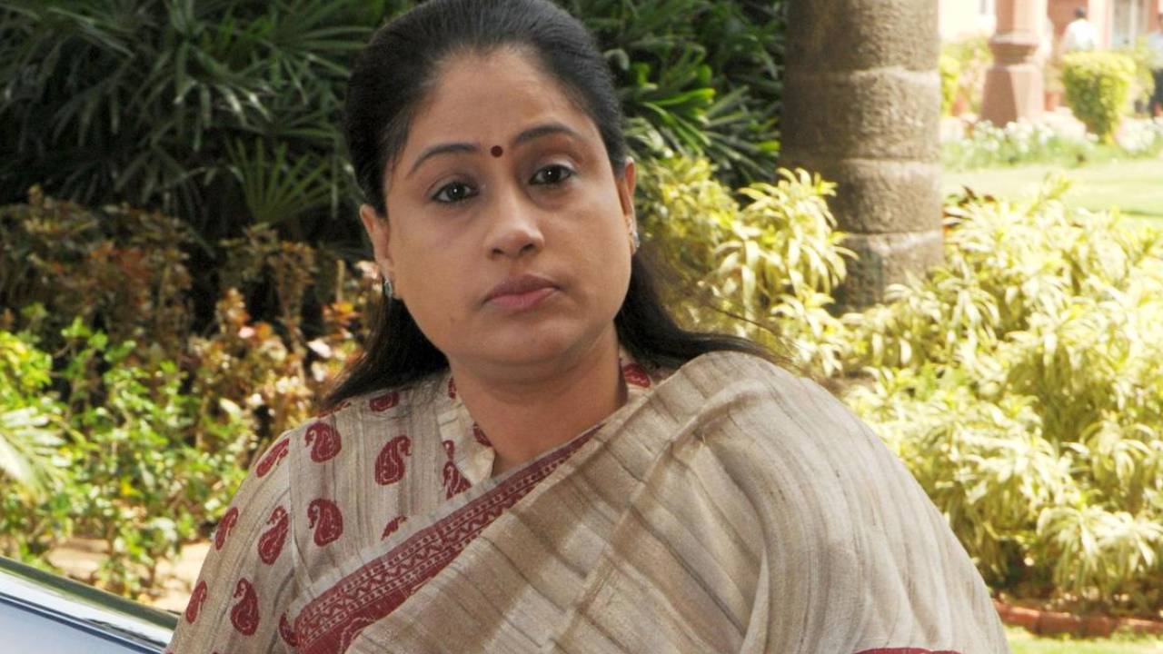 Vijayashanthi: క్యాబినెట్ రేసులోకి దూసుకొచ్చిన విజయశాంతి.. ఎలాగంటే? Vijayashanthi: క్యాబినెట్ రేసులోకి దూసుకొచ్చిన విజయశాంతి.. ఎలాగంటే?